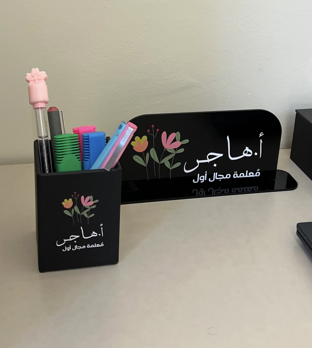 ستاند اسم و علبة اقلام