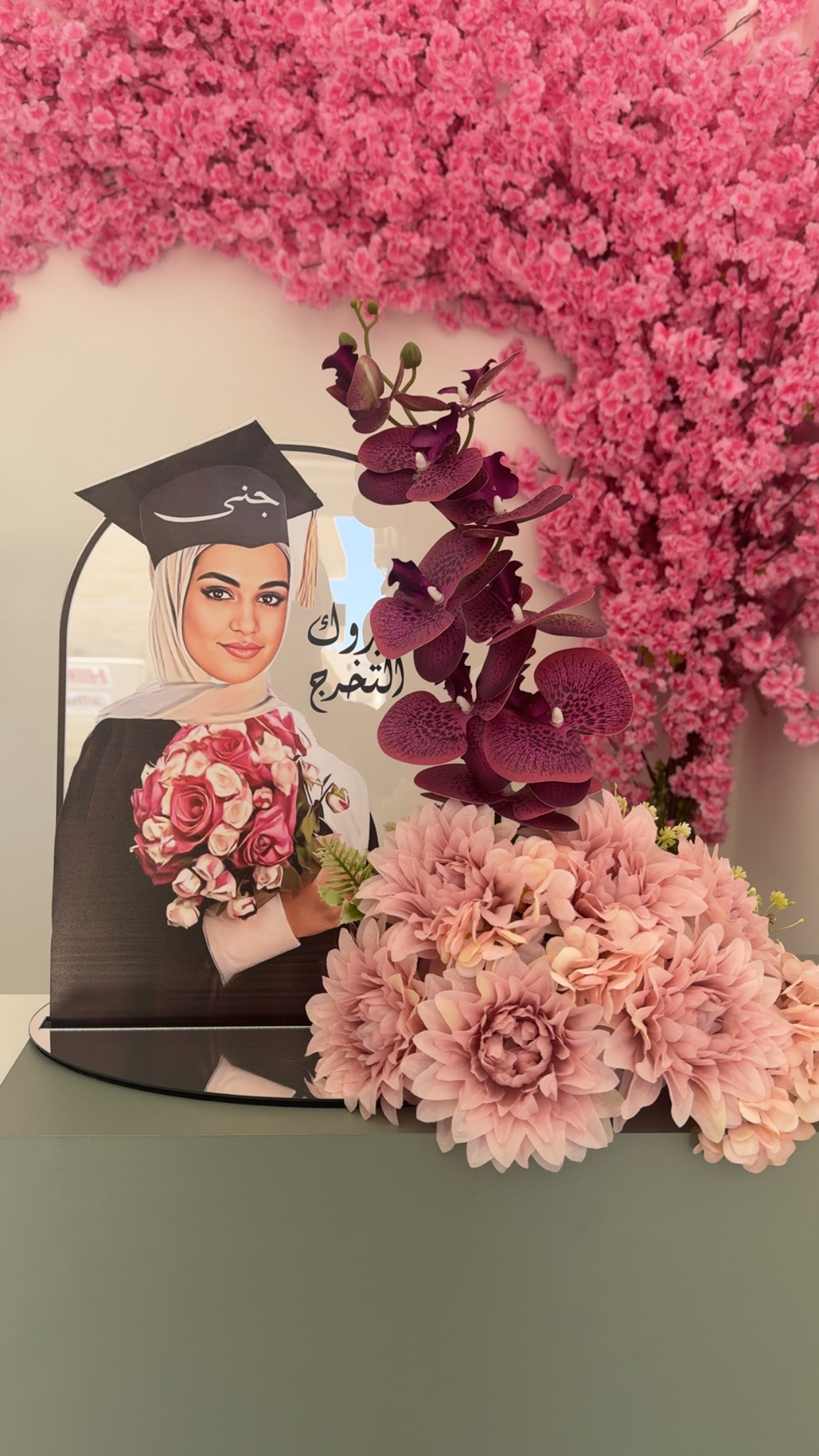 ستاند الخريج مع الورد