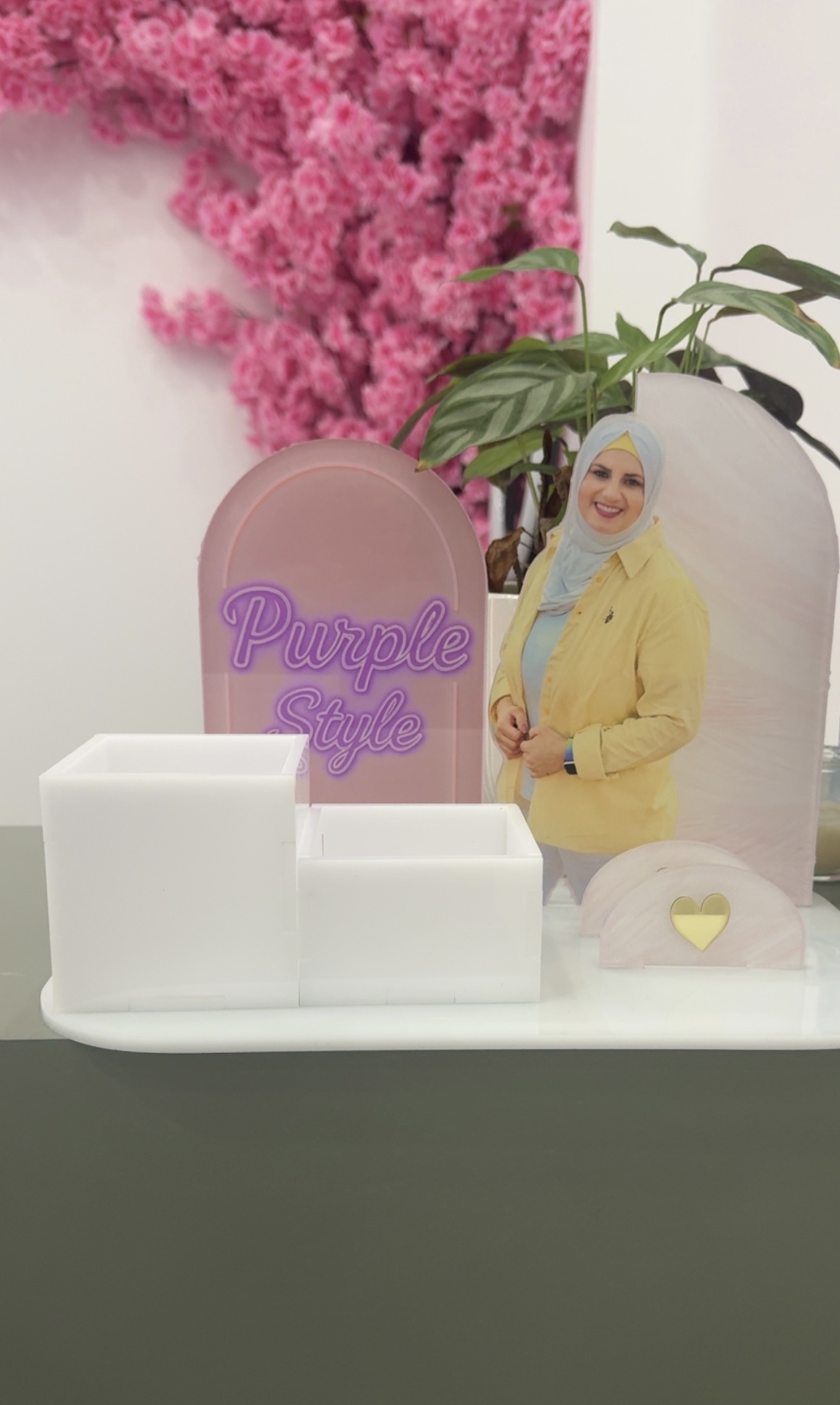 ستاند مع حافظة اقلام و كروت